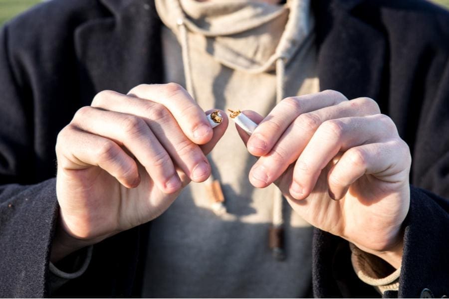 Ногти курящего человека. Кожа руки курящего человека. Smoking nervously images.